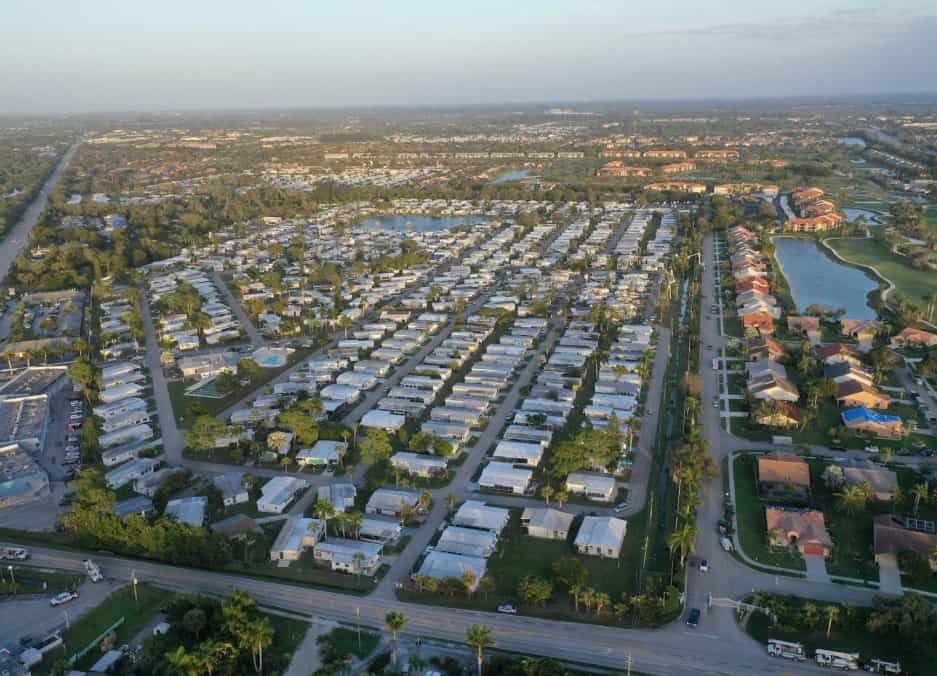 Vue aérienne d'une communauté résidentielle de Floride, composée de maisons individuelles et de locations de courte durée