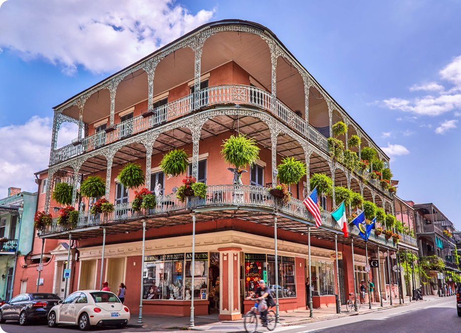 Un immeuble typique du French Quarter de La Nouvelle-Orléans avec ses balcons en fer forgé, qui abrite de nombreuses locations de courte durée