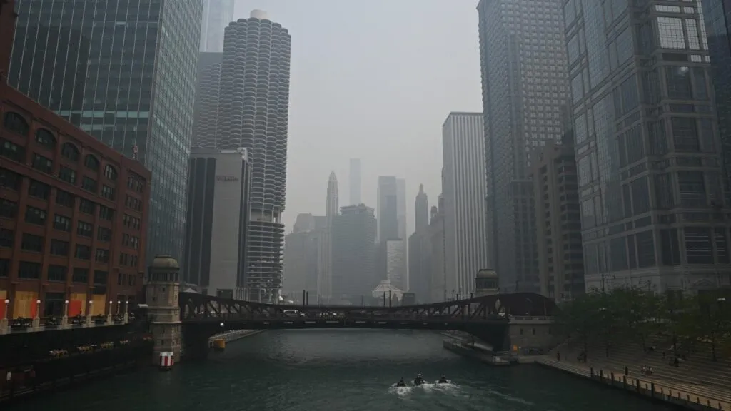 La skyline et la rivière de Chicago réduites à des silhouettes grises par une épaisse brume de fumée d'incendie.