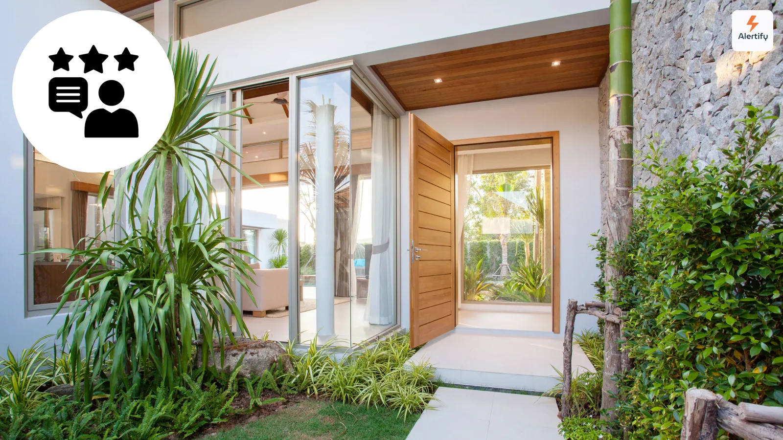 L'entrée végétalisée d'une location de vacances moderne avec une façade vitrée, superposée à une icône d'avis voyageur et de notation par étoiles.